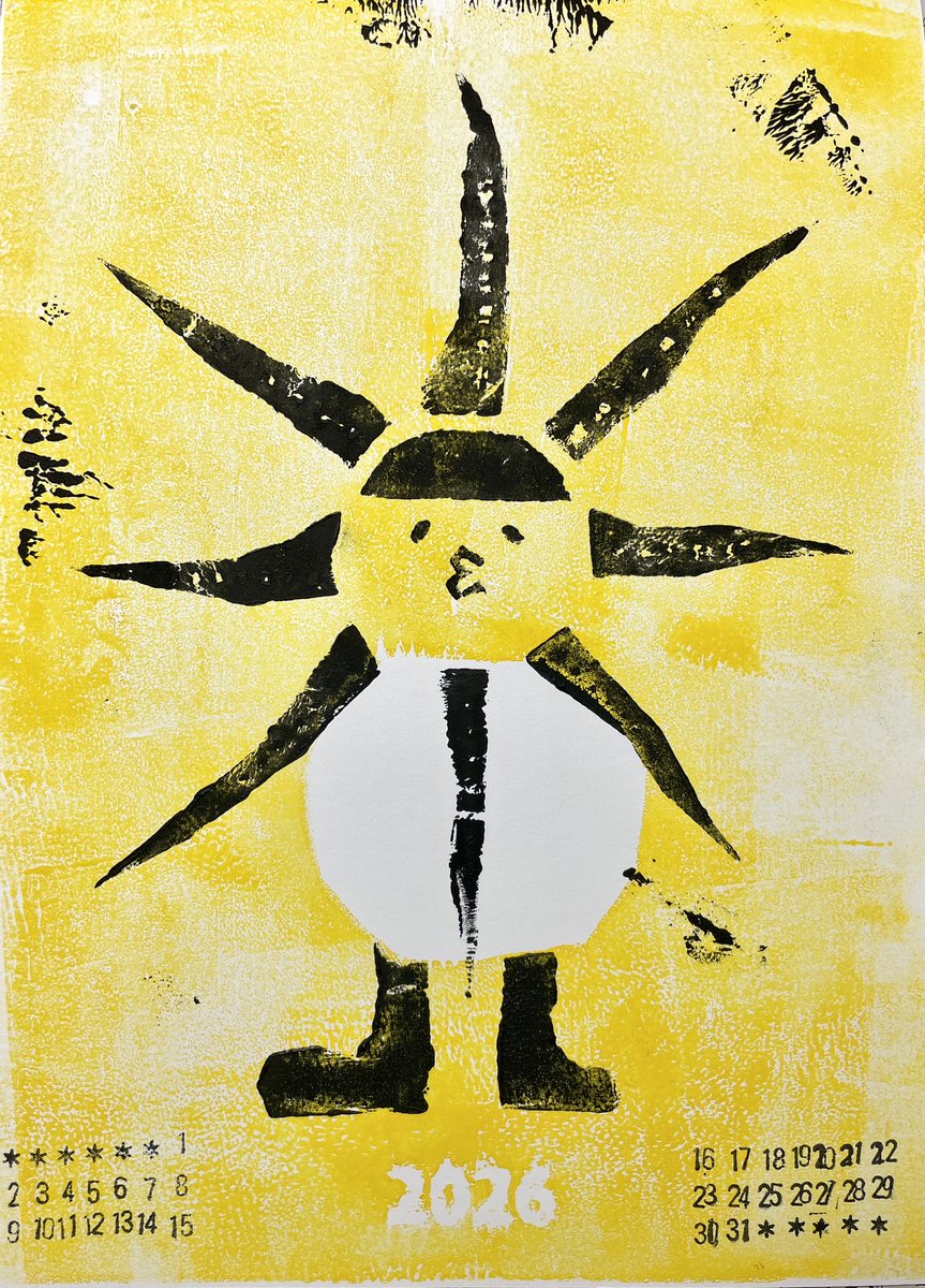TamoSunBody's tweet photo. 先日観た版画展示に感化され、いきってローラー買って紙版画やってみたら盛大に失敗し、要の版が破れてしまい、破れかぶれで全て想定外で出来上がった8月のカレンダー。
「思い通りにいく」なんて愚かな煩悩を捨てなければ、この世は理不尽だらけで生きられないぜ？太陽よ、理不尽を楽しむ器量を我に🌞 https://t.co/iZUCa8IpKP