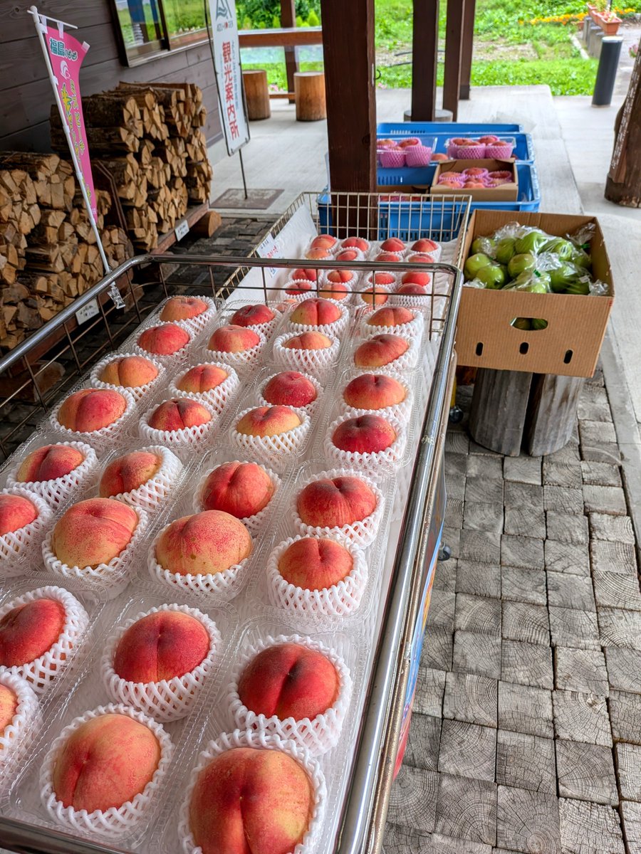 michinoekibanya's tweet photo. 福島の桃がずらり🍑
舘岩産の夏野菜、ミニトマトやきゅうりも旬を迎えています。りんどうも入荷しました。道の駅番屋で夏の彩りをどうぞ。
#道の駅番屋 #南会津町 #めんげー道の駅 #福島の桃 #夏野菜 #りんどう #地産地消 #R352 #舘岩 https://t.co/iD0KYJYGuF