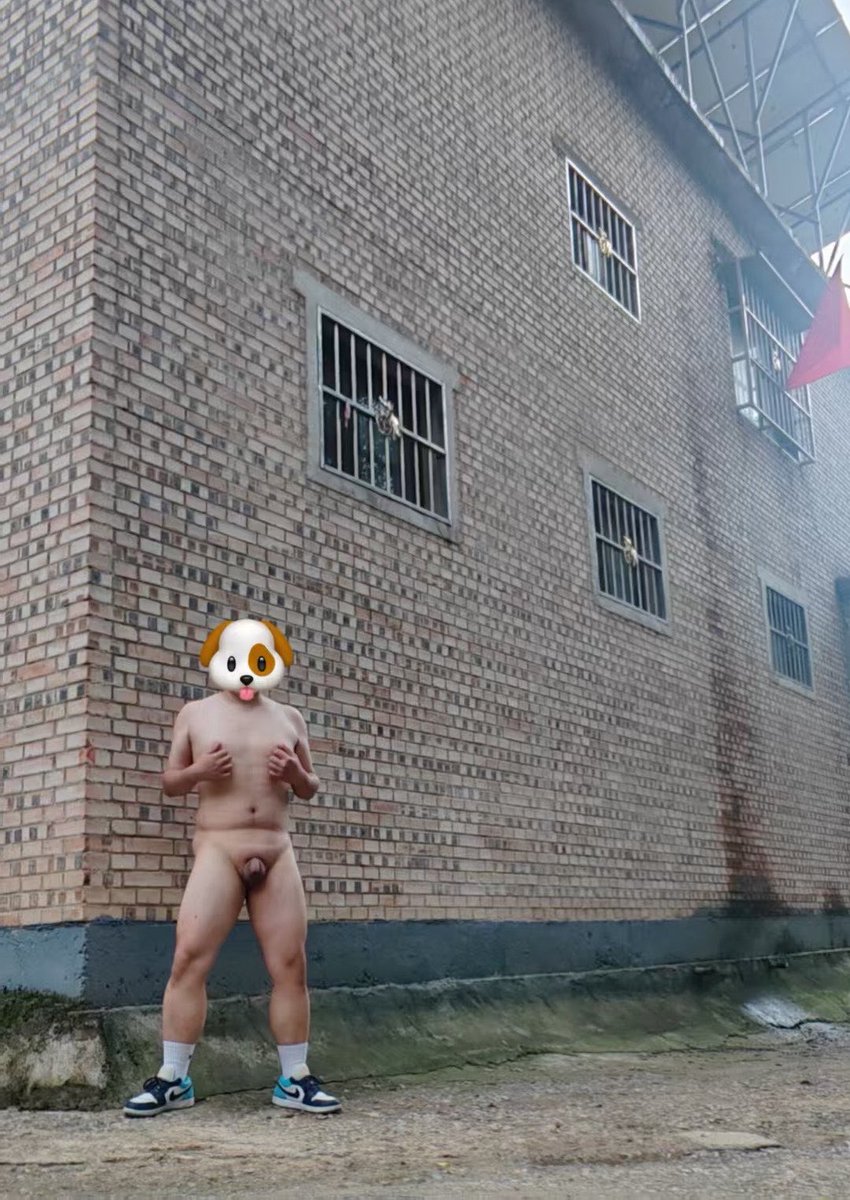 xiaozhao1S88's tweet photo. 回到村里的小🐶，第一件事就是脱掉衣服跪在马路上完成爹的任务，从家里到村头，一点点大胆起来，一步步晃着自己的废物🐶吊，标记领地 https://t.co/6tShf6PCDc