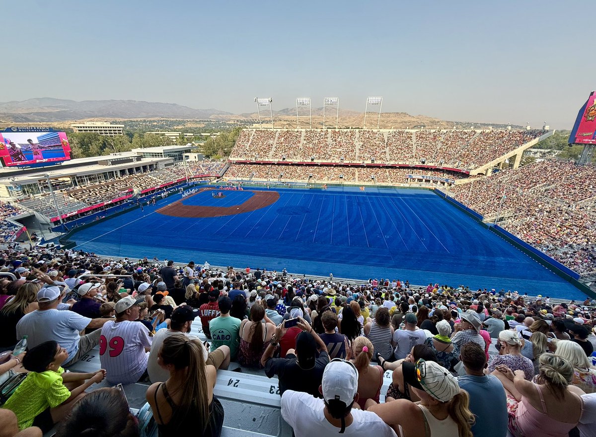 Jay_Tust's tweet photo. Oh, Boise! You show off! 🍌⚾️ https://t.co/OMarqtbOuA