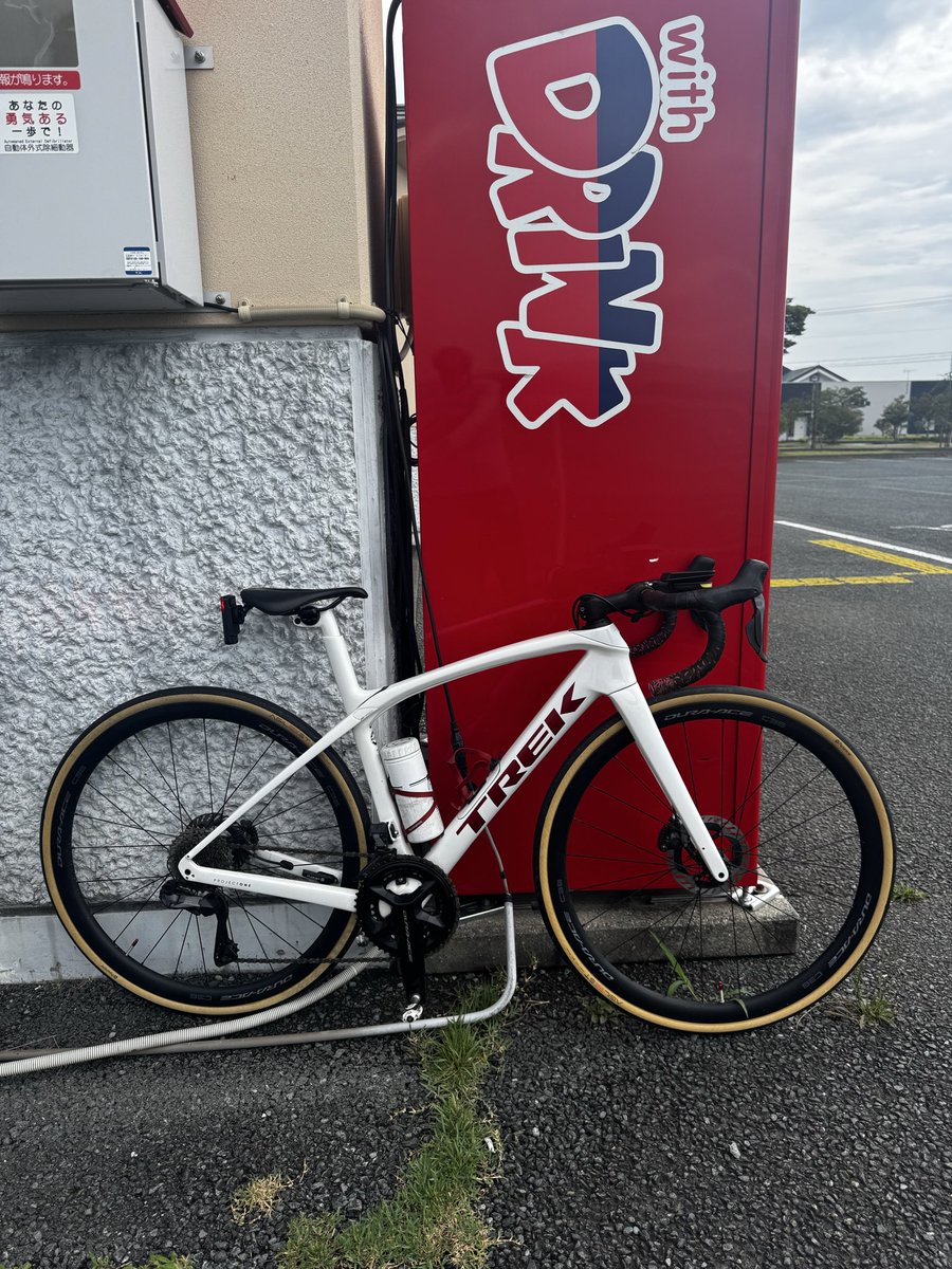 RepublicFA_78's tweet photo. 自転車界隈ではデュラのホイールで盛り上がってますね。

最近機材の値段を見ていなかった私は値段にびっくりしておりますw

レーシング3を3万円台で購入した時代が懐かしい‥ https://t.co/p0AoTqjN01