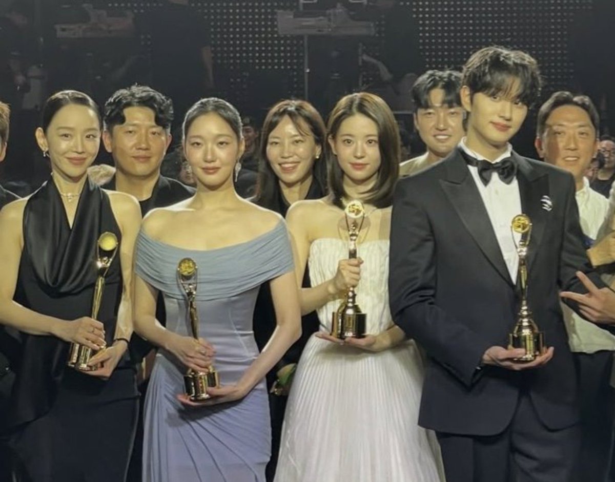 joochocoo's tweet photo. Jaewon and the history of his drama pairings lol 😂😂😂

Sarah Kim × Kang Jihwon: exes who manipulated each other.
Hwang Jenny × Shin Soonrok: a failed blind date couple who never ended up together.
Kim Yumi × Shin Soonrok: coworkers who eventually fell in love became a couple, and got married.

Imagine showing up to an awards ceremony and seeing your ex-girlfriend, your former blind date, and your wife all in the same room. 

#ShinHaesun #KimGoeun #JeonSoyoung #KimJaeWon