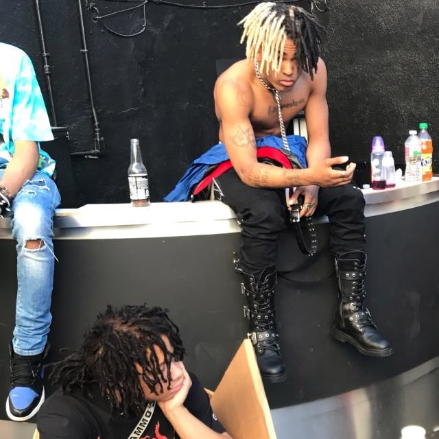 trapcit0u's tweet photo. 🚨HOJE - Trippie Red afirma que ele e XXXTentacion foram os criadores do rage e diz que o X é o motivo de todo mundo se vestir de preto no hip-hop.

"Ei, eu não sei de onde tiraram essa ideia de que eu tô fazendo algo que normalmente eu não faço, mas eu com certeza criei o rage. Eu assino embaixo disso. Fui eu que criei o rage, parceiro.

Toda essa parada de rage que eu faço veio de mim. Não é de mais ninguém. Eu não tô tentando ser igual a ninguém. Eu garanto que o cara que vocês acham que eu tô tentando copiar, na verdade tá tentando ser igual a mim.

Todos esses caras. Eu sou o inventor. O X, RIP X, ele foi o inventor do swag. Vocês não estariam todos vestidos de preto hoje se não fosse pelo X. Tá falando do quê? E salve meu irmão, papo reto.

A gente fez isso primeiro. A gente deixou isso marcado. Toda essa conversa de 'você tá fazendo o estilo de fulano', 'você tá copiando alguém'... vão se foder.

Dito isso, meu álbum vai ter de tudo. Não todos os gêneros, mas todos os estilos que eu costumo fazer. Tudo aquilo pelo que vocês conhecem o Trippie. O álbum vai trazer todas as vibes. Não é só um álbum de rage. Não é só R&B. Não é só pop. Não é só hip-hop. Vai ter tudo isso junto."