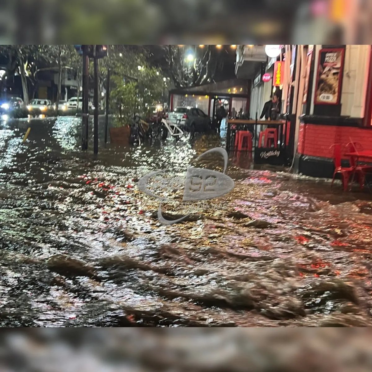 JuaniAyoroaOK's tweet photo. AHORA⚠️> Graves anegamientos en el centro de la ciudad. Calle 12, Calle 11 y Diagonal 74. El centro complicado a esta hora. 
> Queda más lluvia por delante.
#LaPlata #AMBA #CABA #lluvias #Inundaciones #tormentas https://t.co/wy1hG59HXy