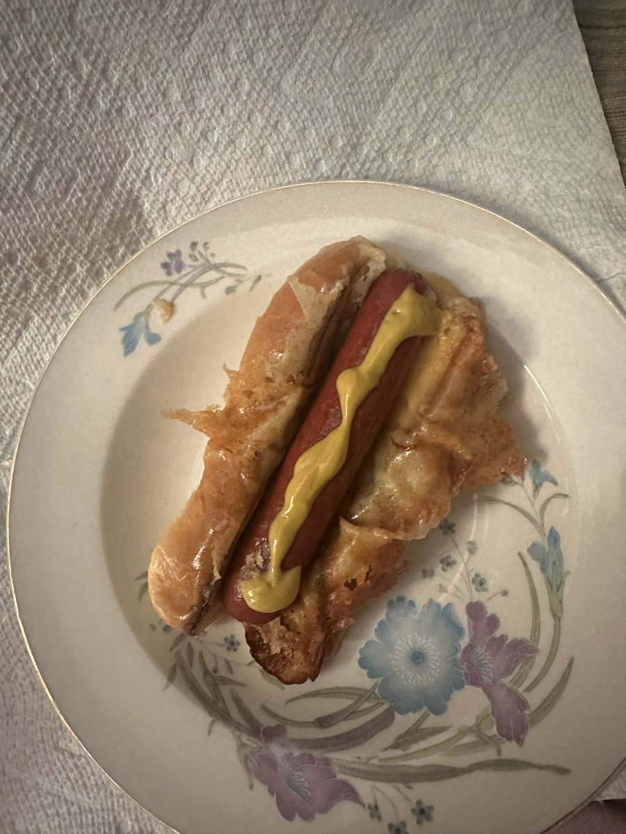 witchelixir's tweet photo. Grilled cheese hot dog 🤤 https://t.co/X4uJpJMSX5