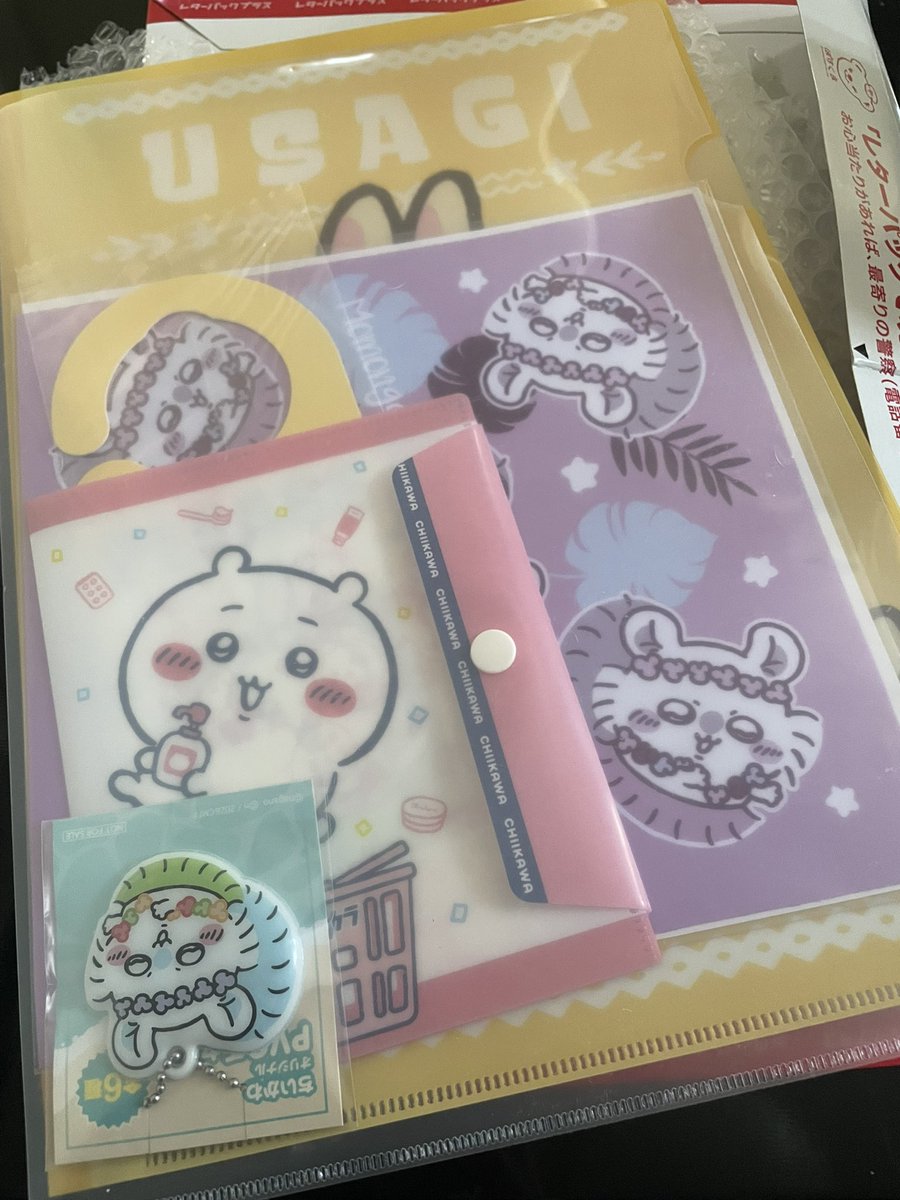 moxil6's tweet photo. 実家からたくさん届いた〜ᐠ( ᐛ )ᐟ📦💕

うさぎとモモンガが最推し🫶
モモンガのドアプレートは持ってたから、うさぎが来てくれてうれしい🐰✨

マルチケースは前にコンプしてたけど、ちいかわは友達にあげちゃったから手元になくて🥹
うさぎとハチワレは持ってたから、これでまたコンプ🙌💖 https://t.co/i5vUTuUl9v