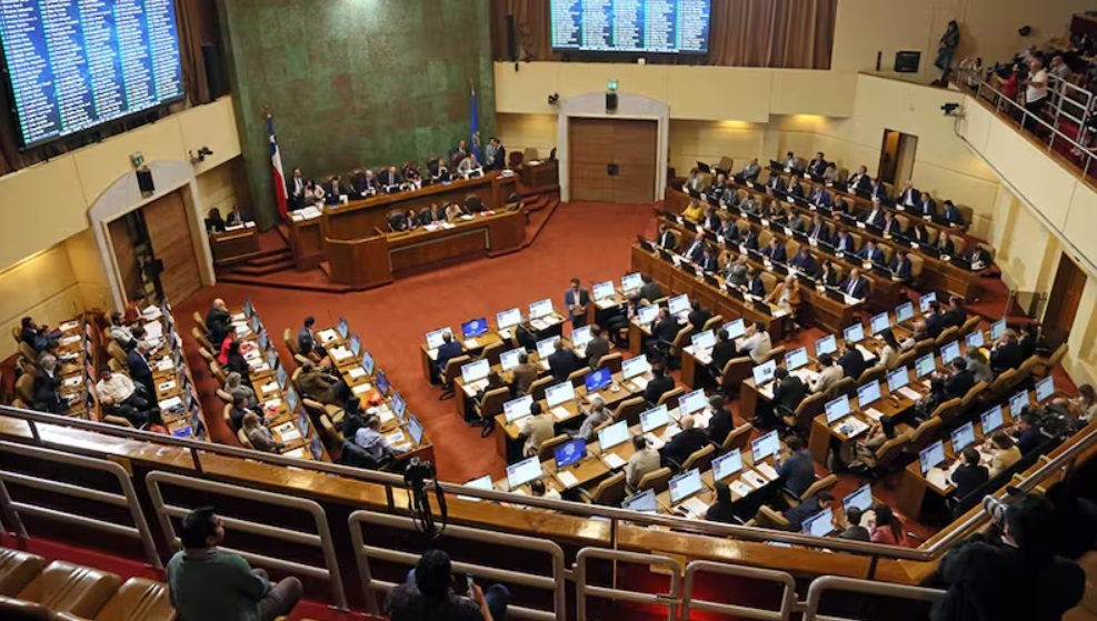 GAMBA_CL's tweet photo. El robo tiene que parar: Diputados tienen a MIL “asesores” apitutados y nos cuestan 1.300 MILLONES AL MES https://t.co/i0QFWsZh4Z https://t.co/Gt9pbBjuEI