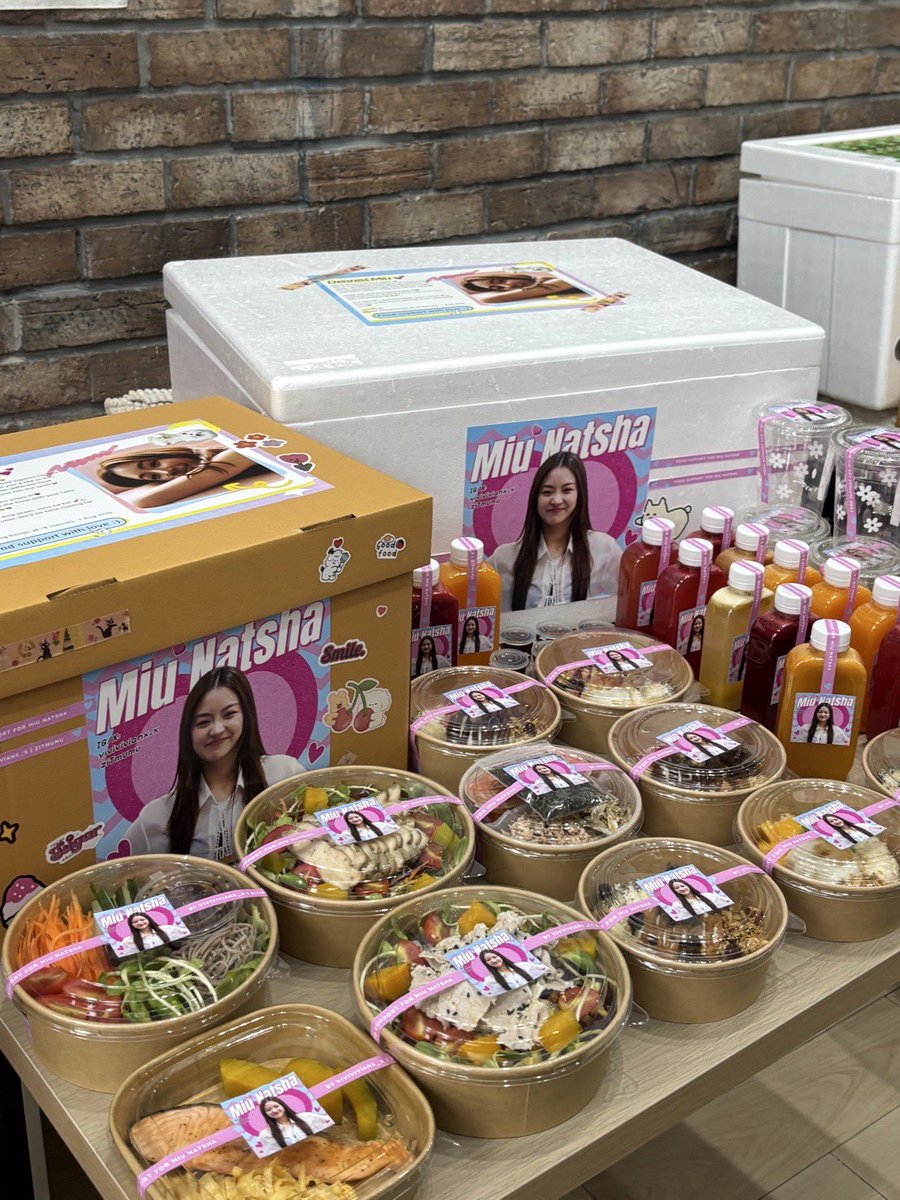 vivivivianx_x's tweet photo. I'm so happy that I got a second chance to prepare food support for our little Miuuuuu🤎

To be honest, I was stressed as I had to cater for over 30 people, and since I don't have much experience with such a big event, I was really worried I wouldn't do it well or that it wouldn't look polished enough. I hope I didn't mess anything up 🙏🏻🥹

The most important thing was to send our support to Miu. To give her plenty of choices, me and @ziTmumu specially ordered from three different restaurants. She could have a variety of food and drinks. Hope she enjoys it, feels full and energised, and goes on to win this match! 💪🏻

A huge thanks to @miunatsha_fans for making this happen. It's truly an honour to be part of such a big event and to serve everyone. And thanks to @GasChill for the great photo that helped me make those cute stickers.

I'll be there in person to cheer everyone on too! 
Pink Team, Green Team Fighting!!!✨

P.S. Miuuuu, Please feel free to share food and drinks with Madam Lee too 🤭

#LenaMiu #ลีน่าหมิว 
#MiuNatsha #หมิวณัชชา