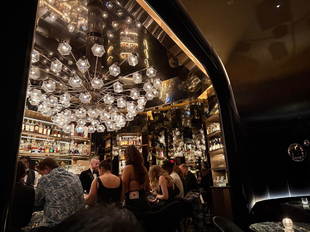 smartbrotherr's tweet photo. The right way to spend a Friday is to clink glasses with friends and let the fatigue of the week dissipate with the clinking of glasses Compared to being alone the lively atmosphere is much more relaxing This is the best reward after a busy day at work https://t.co/mqhAsOk0H3