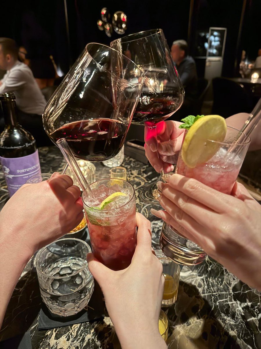 smartbrotherr's tweet photo. The right way to spend a Friday is to clink glasses with friends and let the fatigue of the week dissipate with the clinking of glasses Compared to being alone the lively atmosphere is much more relaxing This is the best reward after a busy day at work https://t.co/mqhAsOk0H3
