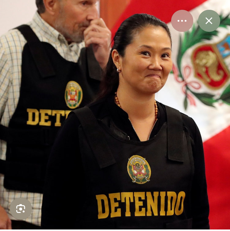 VeritatisPeru26's tweet photo. Keiko si es un ejemplo para la mujer peruana: de la maldad e injusticia a la gloria. 
Detenida Sonreía por sus hijas. 
Ahora sonríe porque está feliz. 
Mujer valiente y resiliente. 
Madre siempre. https://t.co/bsNXwivhv5