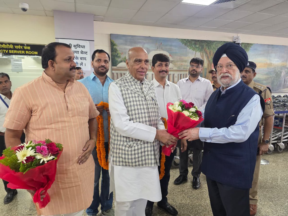 HardeepSPuri's tweet photo. Warmly received at the Mahayogi Gorakhnath Airport in Gorakhpur by my friend and Lok Sabha Parliament from Domaraiaganj Sh @jagdambikapalmp Ji today. https://t.co/foOL2eBmTb