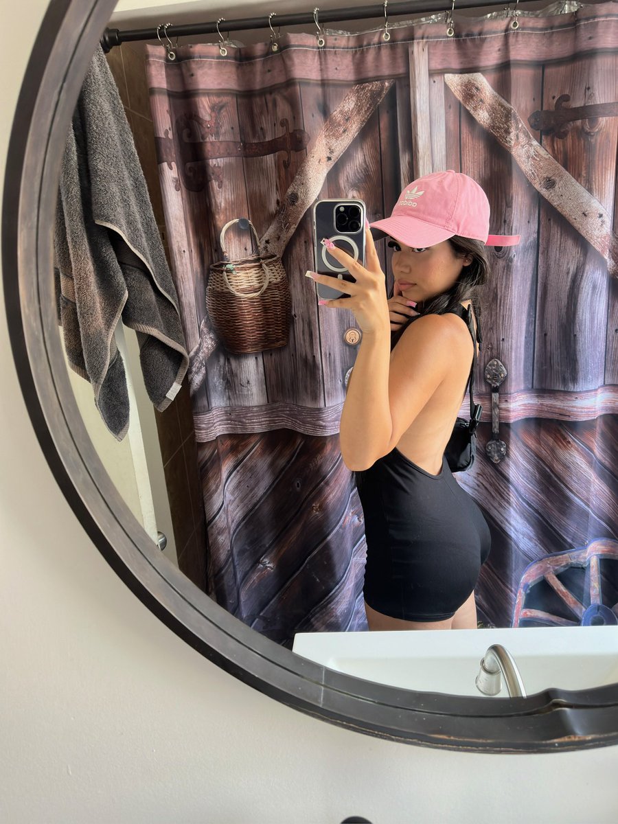 laLexiMari's tweet photo. do you like my pink hat? https://t.co/fjpPZmxpw8