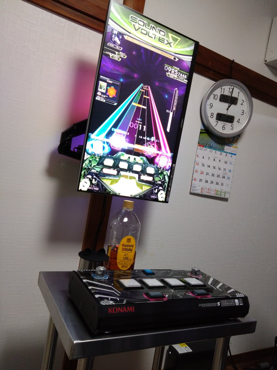 murmur_kyna's tweet photo. SDVX練習用のディスプレイをスタンドから壁掛けモニターアームに付け替え。
こっちのほうが位置調整も掃除も楽ちん👍✨ https://t.co/EazCtCG8EX