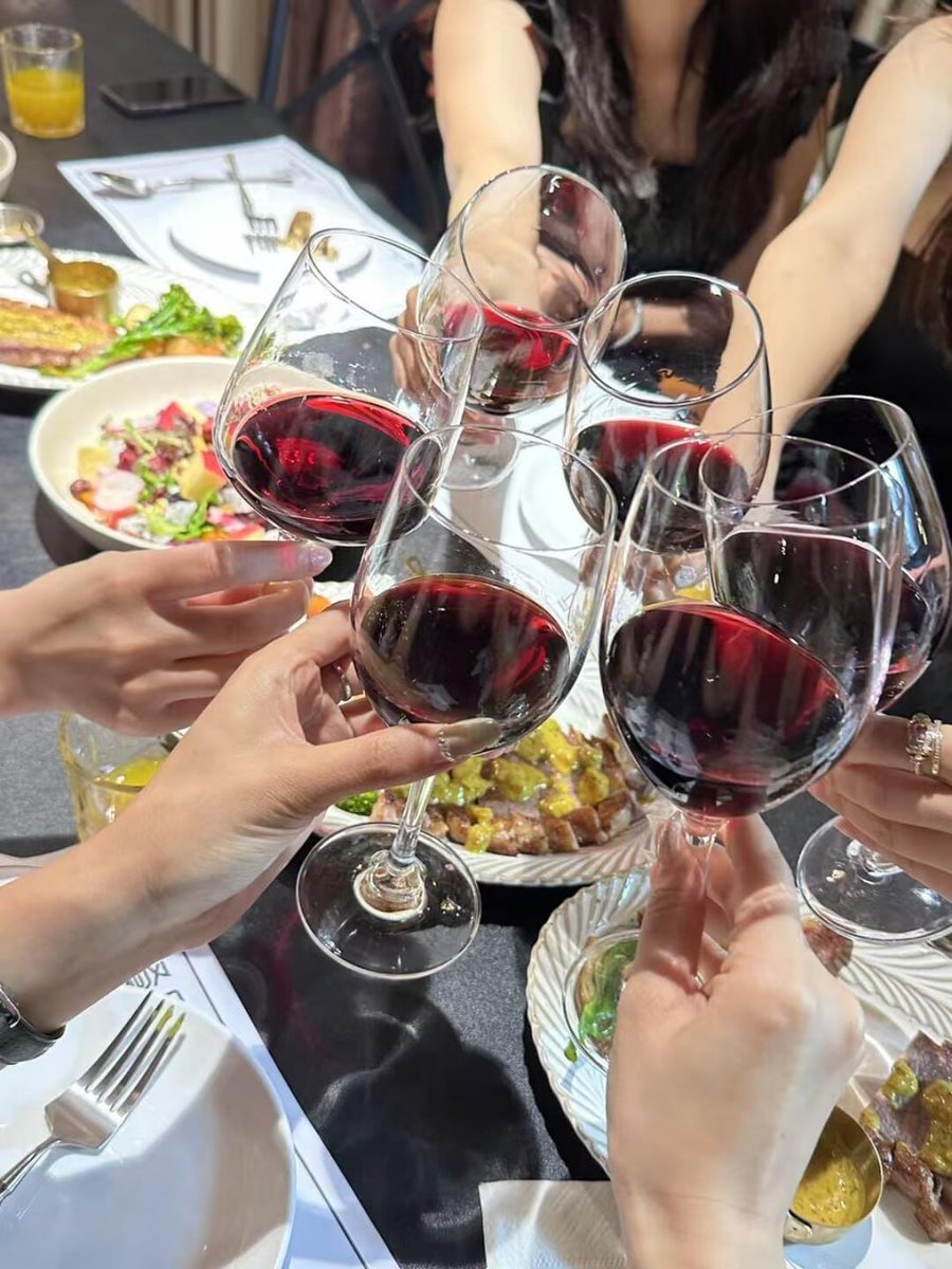 SerenLark's tweet photo. After a busy week Friday nights ritual is to clink glasses with friends Looking at the table full of delicious food and everyone's smiling faces all the week's fatigue seems to vanish This is the most therapeutic way for adults to recharge https://t.co/CuqBvBuHvW