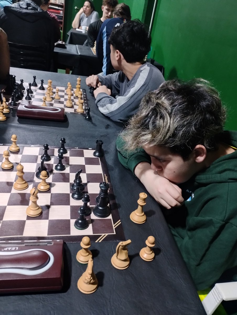 ajedrezbanfield's tweet photo. Torneo Blitz por parejas en el CAB.
Este viernes se jugó este torneo que finalizó con el primer lugar de la dupla de CAE López- Passicot con 9 unidades seguido por las dudas del CAB Quiro Díaz, Alejandro- Quiro Díaz Ignacio con 8 y Matías Pouso Dailoff - Juani Rodríguez con 7.5 https://t.co/VjfUUI2tw7