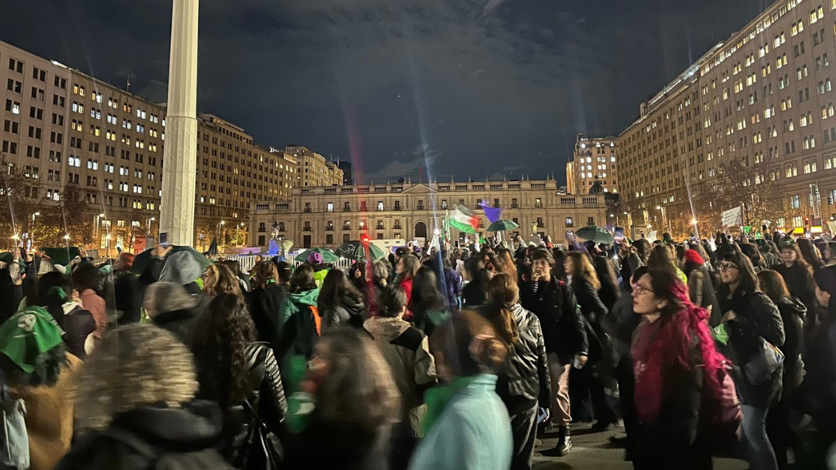 Cooperativa's tweet photo. Marcha feminista llegó hasta La Moneda en contra del proyecto "Escucha su corazón" https://t.co/eessiBifPX https://t.co/Ph29Iihm5e