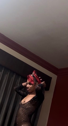 BottomJose85461's tweet photo. This session and content is about 7-8 years old. Not sure if she still working the blade. For anyone who does enjoy paying for 🐱. I would definitely, recommend. You can see the eagerness in her face and happiness to have satisfied. https://t.co/nIWrLD5g4U