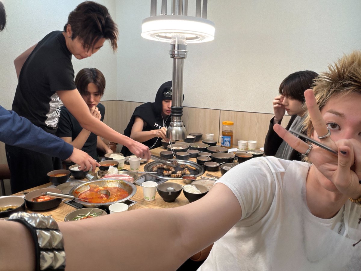 loousdeline's tweet photo. when seonghyeon posts the thumbnail of weverse live, thanksss king 👑 https://t.co/CjFOeYnb2o