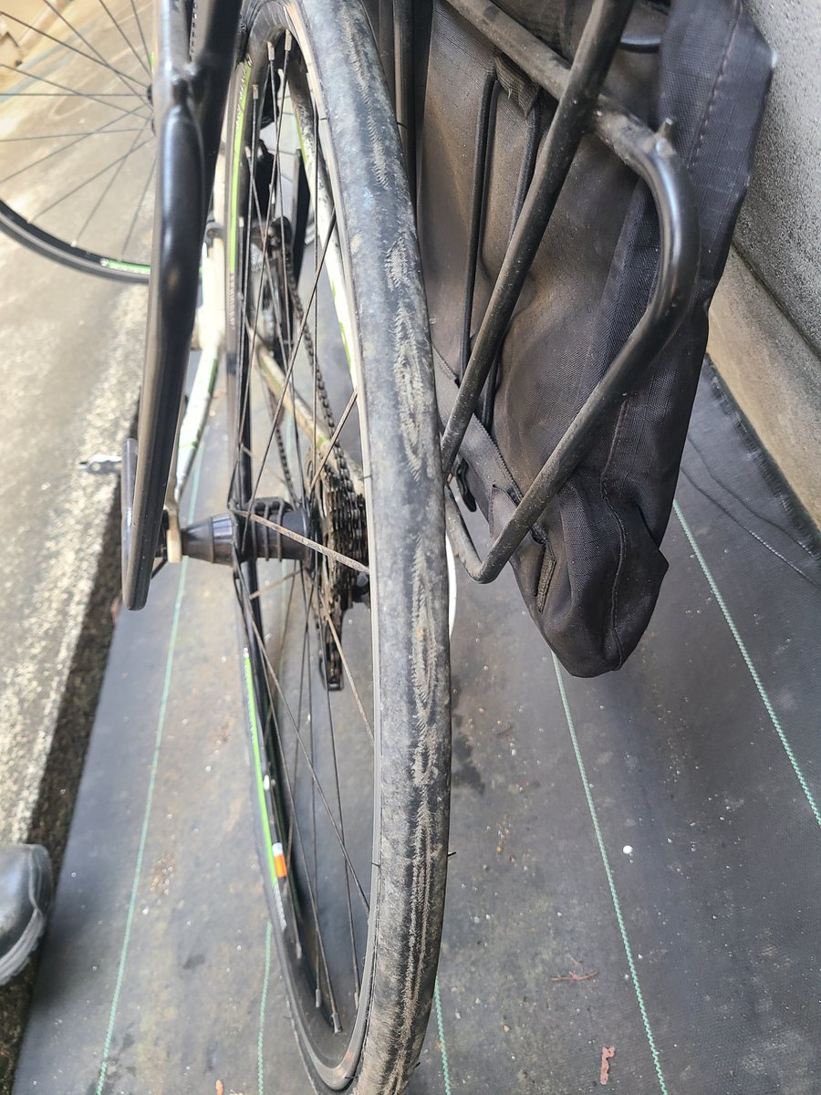 jcob4645's tweet photo. Lithion3およそ2年半と走行距離3800km。よく耐えてくれた気がする。
前輪は一度もタイヤ交換してないけど、後輪はリアキャリアによく重いもの載せるからかすり減り早いみたいな。
新品はLithion3よかったのでミシュランのPOWER CUPにして、ついでに23c⇒25cへ換装！問題なくはまって試走も大丈夫そう！ https://t.co/P5DtpaUntR