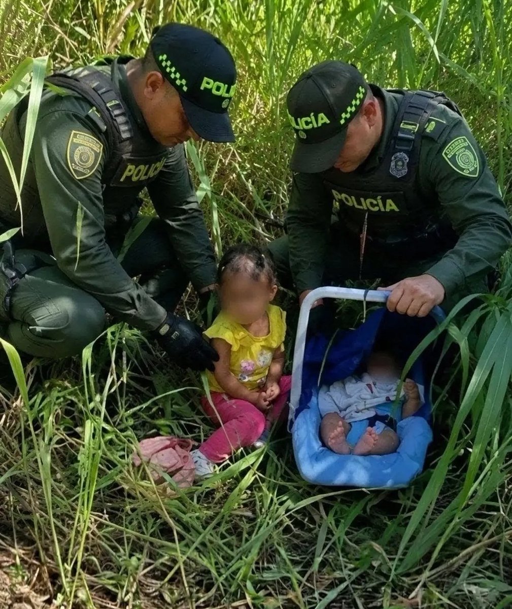 Pauliina_Mejia's tweet photo. En una zona boscosa y rural del municipio de Montenegro, Quindio, unos policías que patrullaban por el sector encontraron por casualidad a dos niños abandonados. La niña, de aproximadamente dos años, estaba llorando mientras abrazaba fuertemente al bebé de tan solo pocos meses.
​Ni siquiera les querían dar la oportunidad de sobrevivir; los dejaron en un lugar donde podían morir fácilmente😭😭😭 Todos los días confirmo que los humanos somos la peor especie existente, y de esa idea no me va a mover nadie.