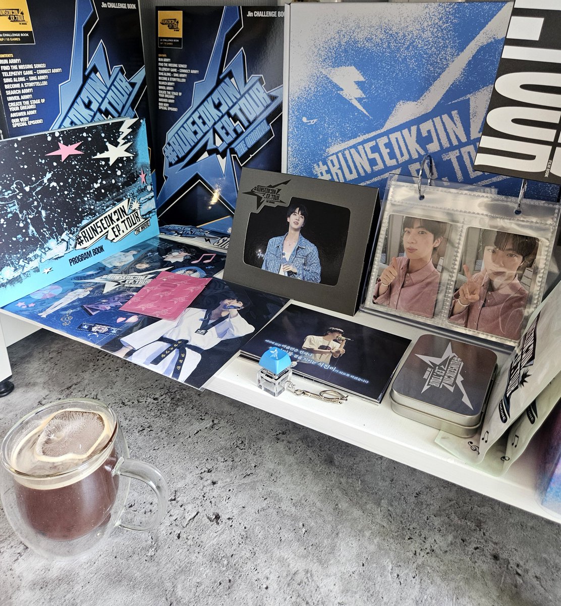 ksjjjjj1204's tweet photo. 8월의 시작을 나의 석진존에서😄
#RUNSEOKJIN_EP.TOUR in GOYANG' The Original SET는 아무리 생각해도 정말 대혜자 구성! 포카가 몇 개야😃

#진 #방탄소년단진 #Jin #BTSJIN
8월도 진이팅 https://t.co/CBCxtZC25A