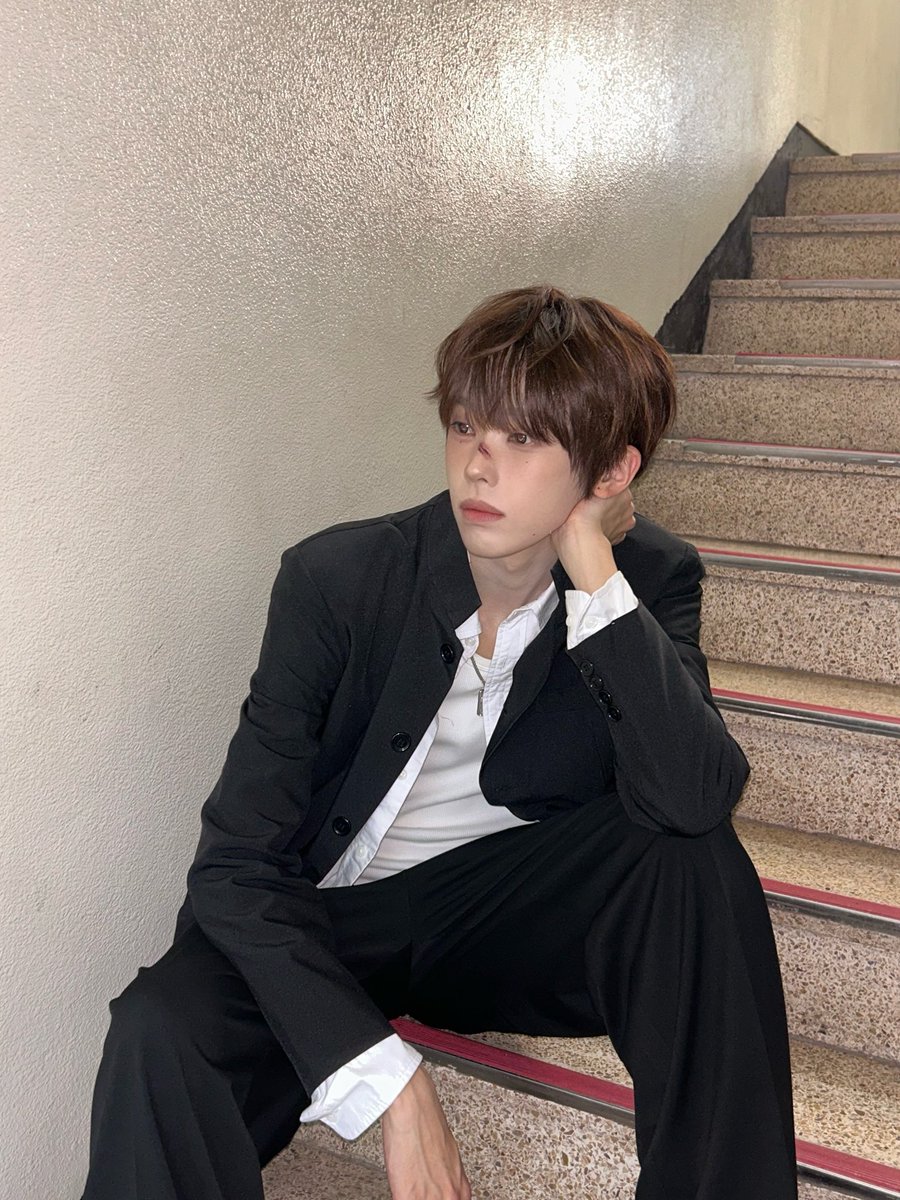 an9eum's tweet photo. 260801 코스모 #양경호

“끝나면 계단에서 만나자” https://t.co/7WjHb89VYZ