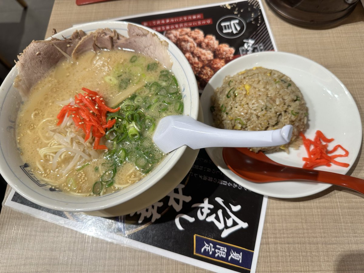 niseusi's tweet photo. カレーを食べに行ったはずなのですが
？？？

ひさしぶりに食べたら美味しかったですw https://t.co/tCiyLlx6kd