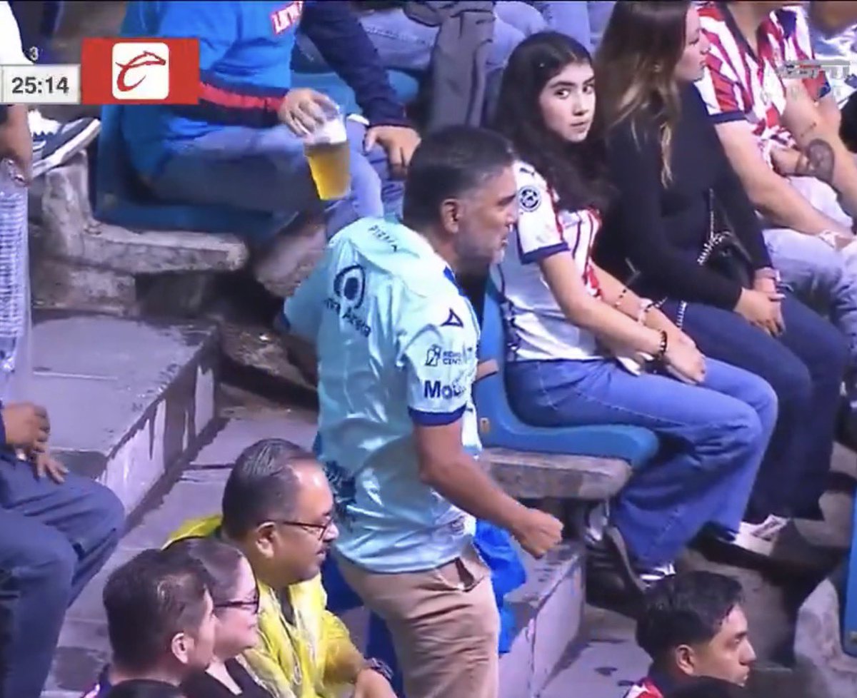 MartinoliCuri's tweet photo. Una girl en su primer partido escuchando como un señor insulta a la Hormiga: https://t.co/cLCa5ZutK1