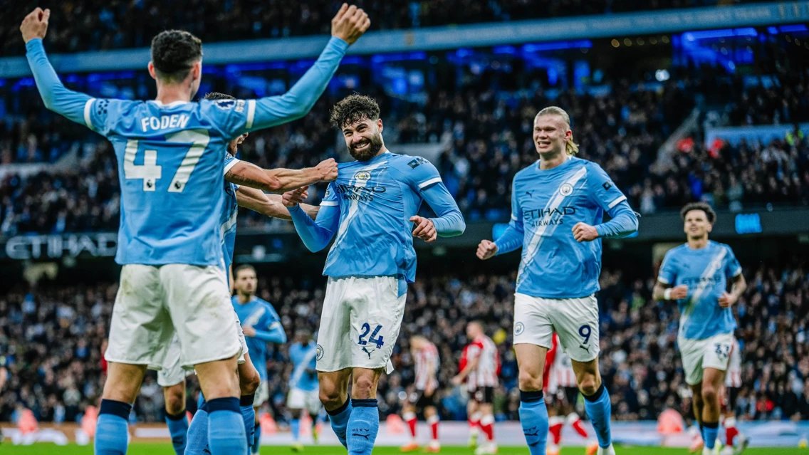 FPLModmen's tweet photo. واحد من مشجعي مانشستر سيتي القدامى واللي تصنيفه دايما في التوب 1% من موسم 17/18، نزل تحليل شامل لشكل الفريق واللاعيبة المتوقع تتألق او تفشل مع المدرب الجديد ماريسكا

ماريسكا بيلعب بخطة 4-2-3-1 ولما الفريق بيستحوذ على الكورة بتتحول لـ 3-2-5
الفكرة كلها بتعتمد على دخول الظهير في خط النص (Inverted Fullback) عشان يعمل كثافة عددية في العمق

في تشيلسي ماريسكا كان بيعتمد على ان المهاجم بيسقط لتحت عشان يسحب معاه مدافع ويفضي مساحة للقادمين من الخلف خصوصا بالمر اللي كان بيلعب كصانع العاب يمين بيقطم للداخل ويسدد.

1️⃣ إيرلينج هالاند (£15.5m) 🇳🇴
اسلوب سقوط المهاجم لتحت ده مش اسلوب هالاند ومينفعش يعمله كتير، عشان كده ماريسكا غالبا هيعتمد على ان الاجنحة تهاجم المساحات وتلعب عرضيات لهالاند.

2️⃣ فيل فودين (£7.0m) 🏴󠁧󠁢󠁥󠁮󠁧󠁿
الكاتب متوقع ان فودين يلعب نفس دور بالمر مع ماريسكا في تشيلسي
جدد عقده، اخد اجازة صيف كاملة، ماريسكا بيعتبره من اعمدة الفريق ومستعد يرجع لمستواه المرعب.

3️⃣ الاجنحة سيمينيو (£8.5m) ودوكو (£7.5m)
سيمينيو يعتبر فخ ❌
سجل 17 جول الموسم اللي فات من 12.4 xG بس (يعني Overperformance)، وتكتيك ماريسكا مش بيشجع الاجنحة تقطم لجوا وتشوط.
دوكو خيار ارخص بـ 7.5m وممكن يكون الجناح الايسر الاساسي ويجمع مساهمات هجومية وخصوصا اسيستات من خلال صناعة اللعب لـ فودين او هالاند.

4️⃣ خط الدفاع 🛡️
جيهي (£6.0m) وجفارديول (£5.5m) من المفترض انهم الثنائي الاساسي في قلوب الدفاع وخيارين ممتازين وماريسكا بيعتبر جفارديول من اعمدة الفريق.
أورايلي (£6.5m) اكيد خيار ممتاز لو ضمن نفس ادواره مع جوارديولا

كل التحليلات دي هتتضح صورتها اكتر بعد الماتشات الودية واول ماتش ودي هيبدأ بعد 3 ساعات ونص ضد انتر ميلان
واهم مباراة هي الدرع الخيرية قدام ارسنال يوم 16 أغسطس.

لكن الملخص المبدئي هو جفارديول وفودين وهالاند
