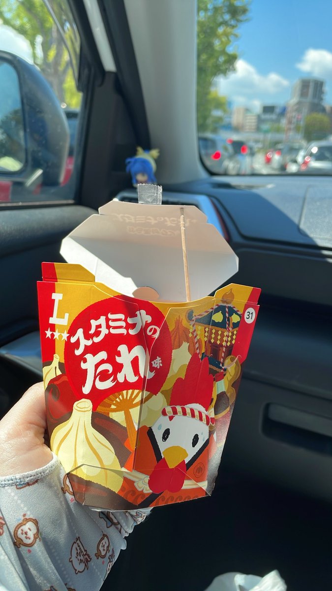 ki_red_09's tweet photo. ちょっと味濃いめで美味しい！！！
喉乾いちゃうからおにぎりと
一緒に食べてる笑

 #ローソン
 #からあげクン
 #スタミナのたれ味 https://t.co/Fp9TOeohZp