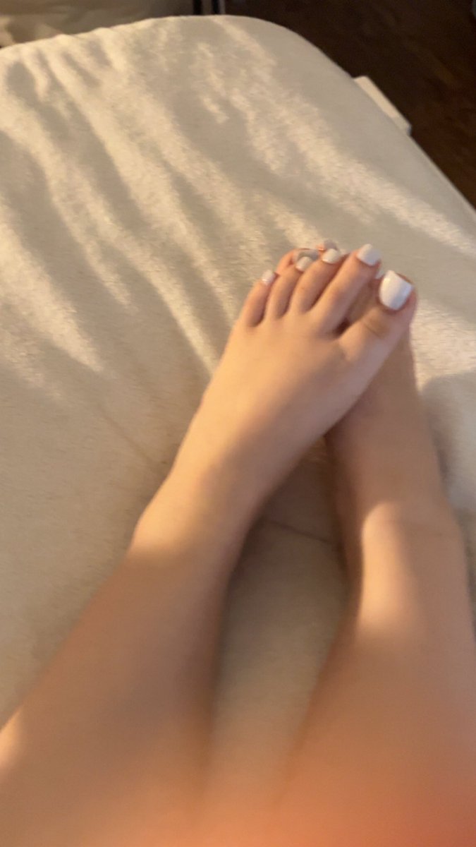 dollyybea's tweet photo. who wants a footjob from a pretty girl? https://t.co/qHmIAILsGs