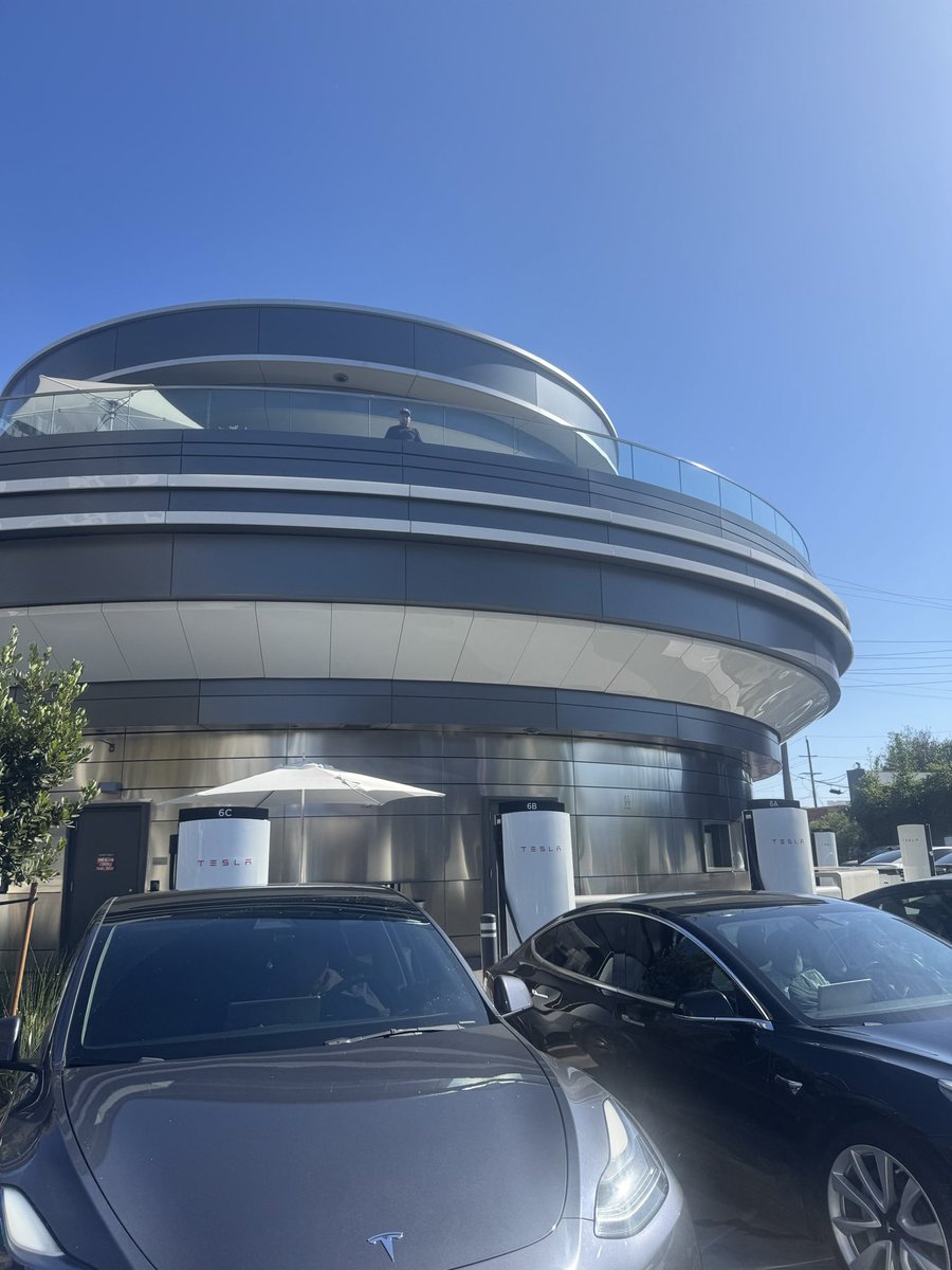 NTabeja's tweet photo. At Tesla diner LA!! https://t.co/tbABa4CCBR