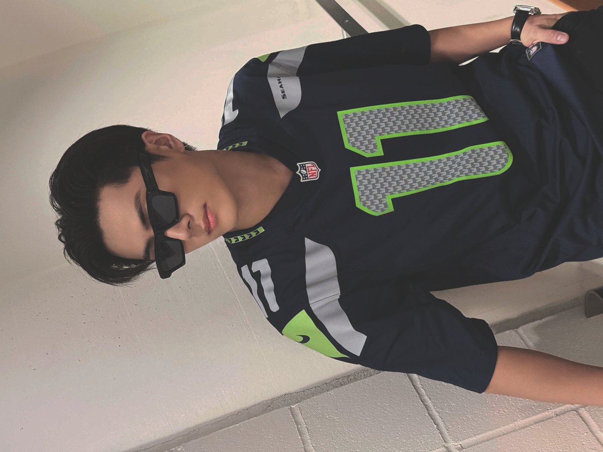 jakesimv's tweet photo. ᅠStanding here in my Seahawks jersey, it feel right being back where everything started. Performing for the people who watched me grow has been an honor every single time, and my heart stays rooted here no matter how far the road take. love this city Tacoma and Seattle. See you. https://t.co/agm1g9DY9u