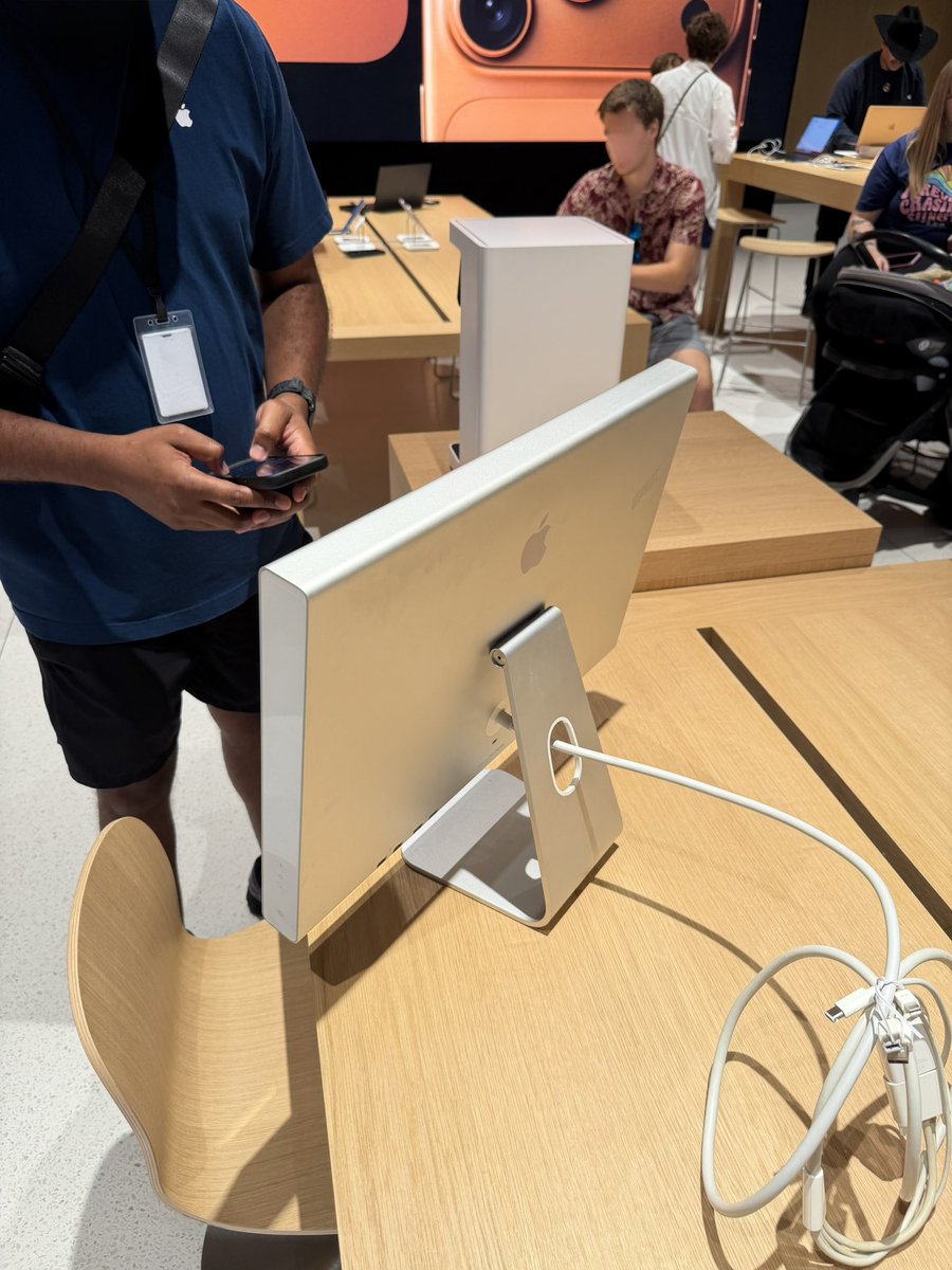 noahhermanyt's tweet photo. an older lady brought in her gorgeous 2004 Apple Cinema Display because it finally gave out AFTER 22 YEARS!! 🤯

this is one of John Ternus’s earliest Apple projects. over two decades of real-world use from a single display. what a run 👏👏👏 https://t.co/l93COivPGm