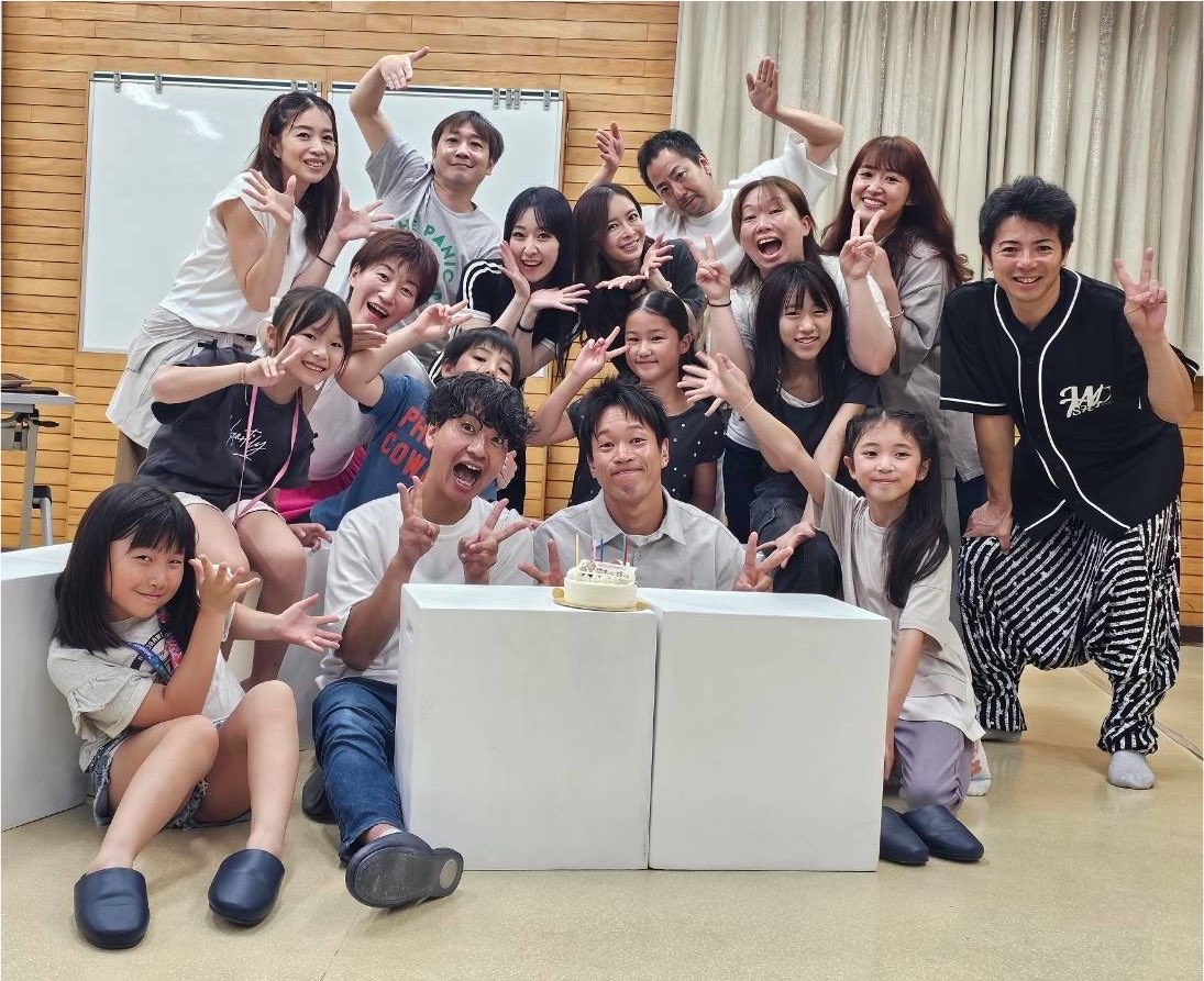 enji_ru's tweet photo. 集中稽古中！
キャスト一同全力でもがいてます✊
あと3日！まだまだ丁寧に試行錯誤😬
昨日は7月誕生日だった悠太君&amp;諒君のサプライズ🎂
らんちゃんは顔合わせの日に出来たから今回は大人2人✌️

さぁここから！
まだまだご予約お待ちしてます🥰🫶 https://t.co/hv9RXKZg3i