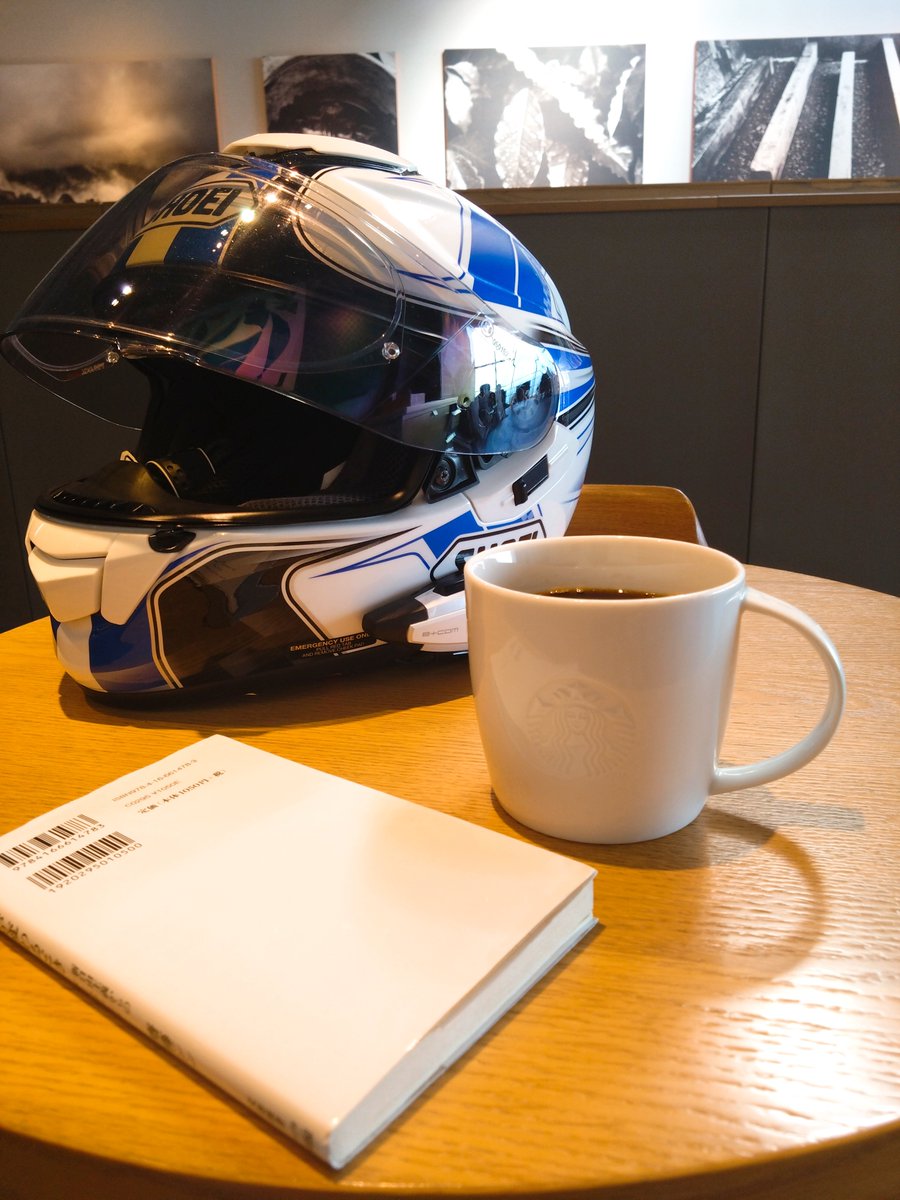 daatsuu_mf's tweet photo. 休日ライダー起床⤴️
暑くなりそうだ...
早めに出まーす🏍️💨

いつものスタバまで😊
朝イチは走れば風が心地良い、走ればね😅

のんびり景色見ながら到着💡
今朝は空いてる、モーニング☕で読書📕

出掛けに気づいた、右のクランクケース、なんか染みてるか？パークリで綺麗にして様子見👀

#ホーネット https://t.co/45YEnSmnA0