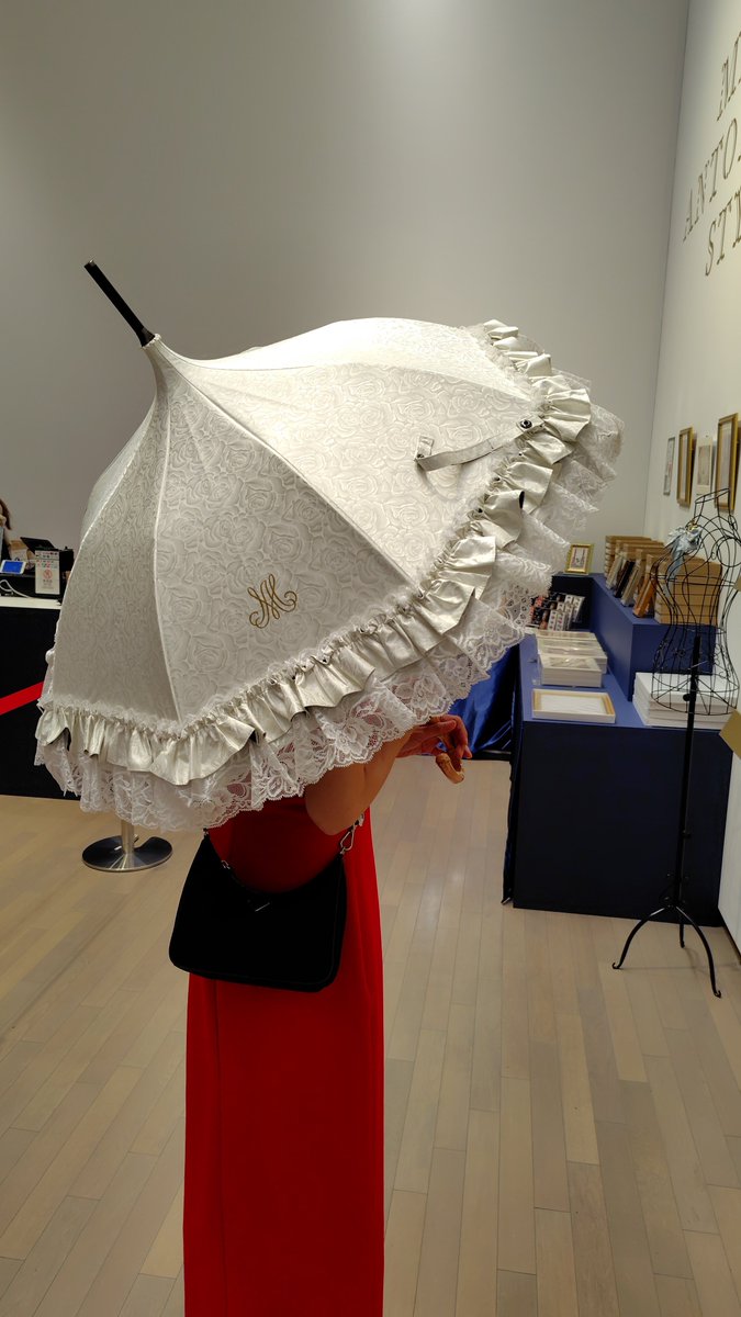 art_ex_japan's tweet photo. 【きょう開幕】「マリー・アントワネット・スタイル」横浜美術館

Ｖ&amp;Ａが贈る国際巡回展の幕開けでもあります。永遠のアイコン、アントワネットの魅力に包まれる圧倒的な展示。「光と影」の強烈なコントラストも印象的。11月23日まで。#マリー・アントワネット・スタイル 
 https://t.co/3YCBkjANWl https://t.co/ufOwfA27gu