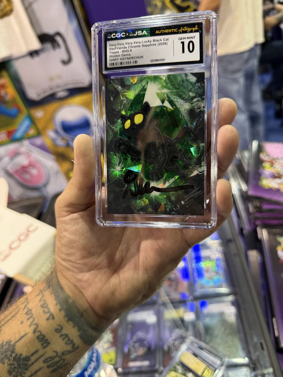 thekoalacowboy's tweet photo. The cat is coming home! What maybe the only hidden gem black cat to ever be signed by @garyvee , this is being put in the vault @gagebort
#veefamous #veefriends #garyvee #toppschrome #saphire https://t.co/3RUXq9Zdp5