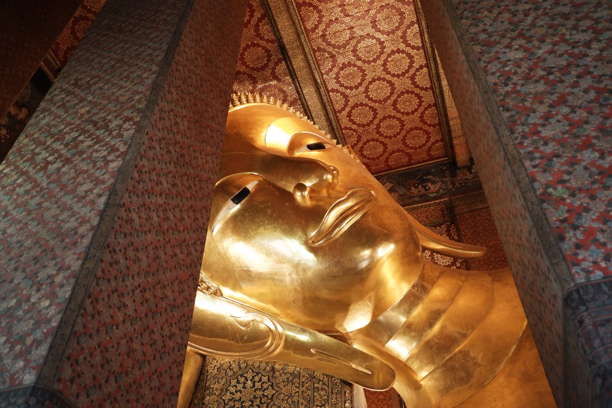 BallPhoto_1534's tweet photo. "Mesmerized by the immense gold details of the Reclining Buddha at Wat Pho. 🤩 This iconic temple complex is an absolute essential for any visit to Bangkok. Get your camera ready! 🇹🇭📸
#Thailand #Bangkok #Watpho #バンコク #ワットポ #タイ https://t.co/P7oVHn4VOd