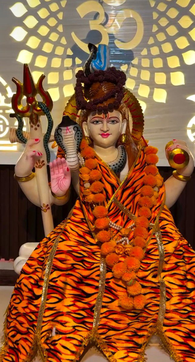 iRitupriya_'s tweet photo. जब दुनिया साथ छोड़ दे, 
तब 'ॐ नमः शिवाय' सबसे बड़ा सहारा बन जाता है..
हर हर महादेव 🙏 https://t.co/VQi0TUiyN5