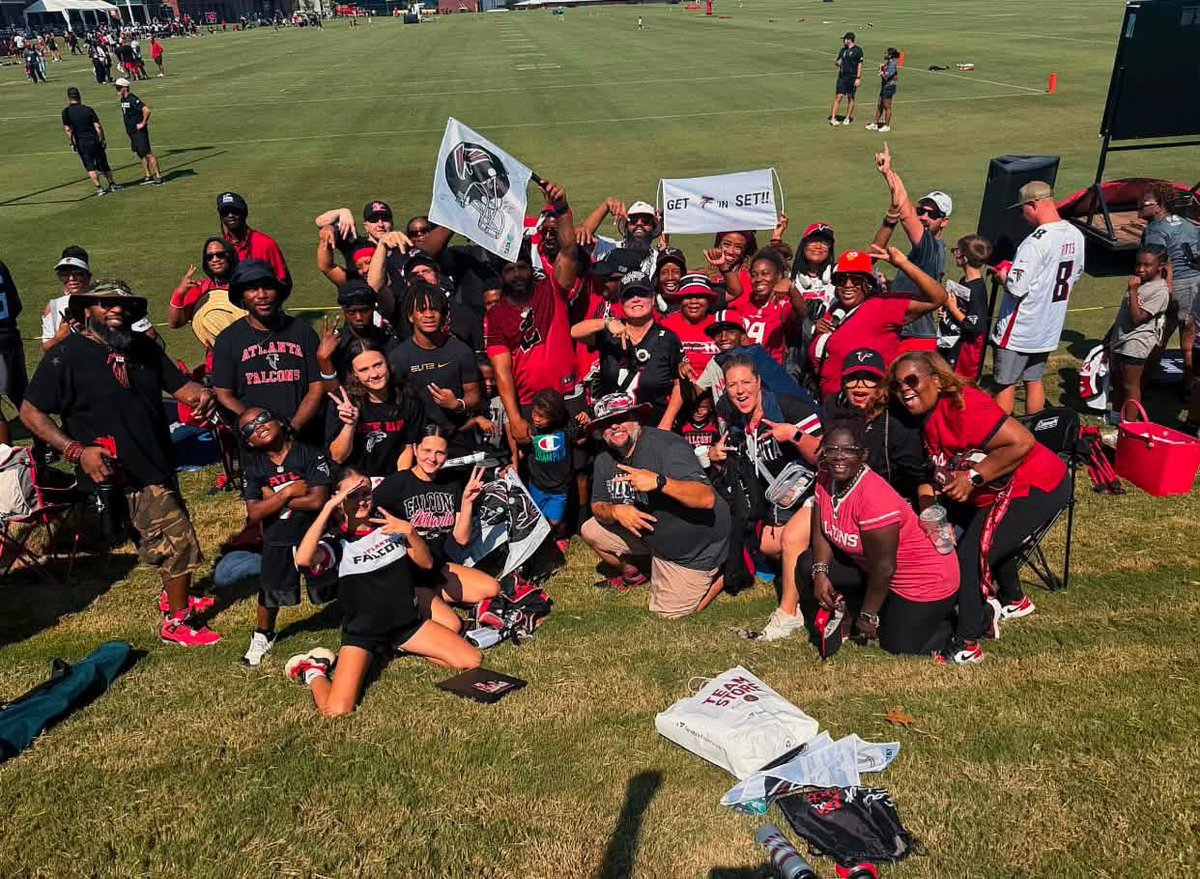 MARIOGA12000's tweet photo. We were outside today…

#dirtybirdnation #seasonticketholders #day1 #atlantafalconstrainingcamp #ourtimeoftheyear #letsgooooooooo #dirtybirds
❤️🖤 🏈 📸 https://t.co/WcuLkwEYQ2