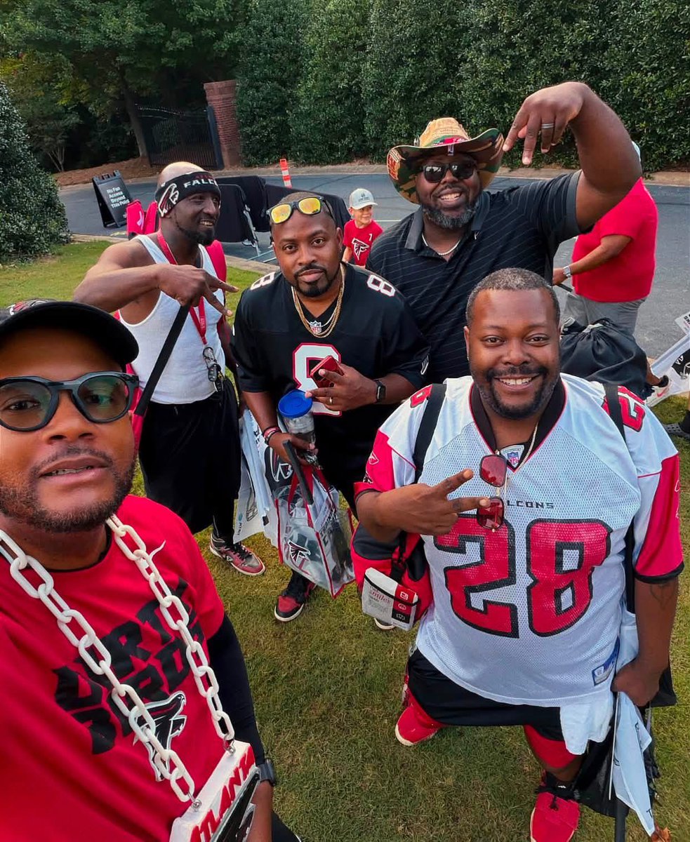 MARIOGA12000's tweet photo. We were outside today…

#dirtybirdnation #seasonticketholders #day1 #atlantafalconstrainingcamp #ourtimeoftheyear #letsgooooooooo #dirtybirds
❤️🖤 🏈 📸 https://t.co/WcuLkwEYQ2