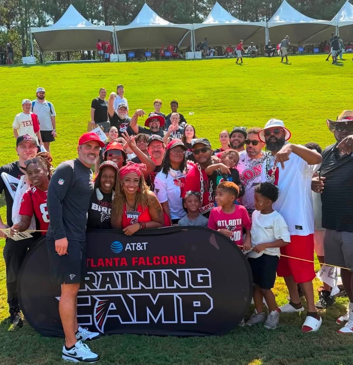 MARIOGA12000's tweet photo. We were outside today…

#dirtybirdnation #seasonticketholders #day1 #atlantafalconstrainingcamp #ourtimeoftheyear #letsgooooooooo #dirtybirds
❤️🖤 🏈 📸 https://t.co/WcuLkwEYQ2