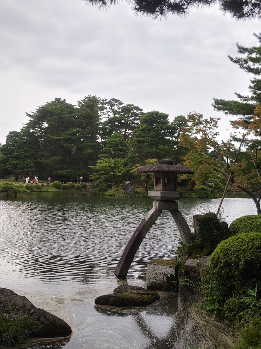 chabocchi's tweet photo. そんなでDATE明け大人な修学旅行中
ホテルをチェックアウトして、定番の兼六園
ちゃんと灯籠を見てきました
カンカン照りじゃないのはありがたいけど、やっぱ蒸すわぁ https://t.co/cKm7cD9rMZ