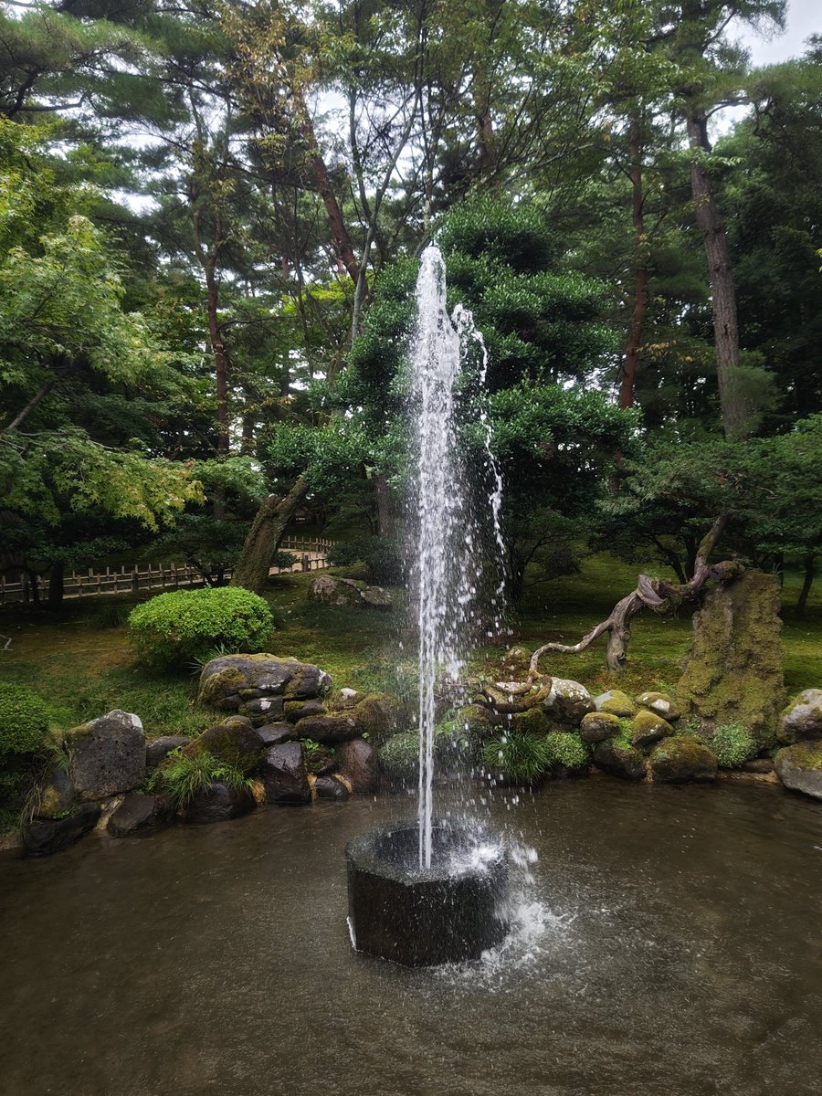 chabocchi's tweet photo. そんなでDATE明け大人な修学旅行中
ホテルをチェックアウトして、定番の兼六園
ちゃんと灯籠を見てきました
カンカン照りじゃないのはありがたいけど、やっぱ蒸すわぁ https://t.co/cKm7cD9rMZ