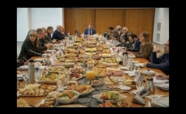 VerbalKint21453's tweet photo. Abajo una foto del tremendo catering digno de Versalles con el que disfrutan los q dicen no hay plata para el hambre de los niños 

Es mi deber recordarles que en Versalles todos terminaron en la guillotina…. el pueblo estaba enardecido 

Nada…. Solo eso

Buenas noches https://t.co/xlguOHW0La