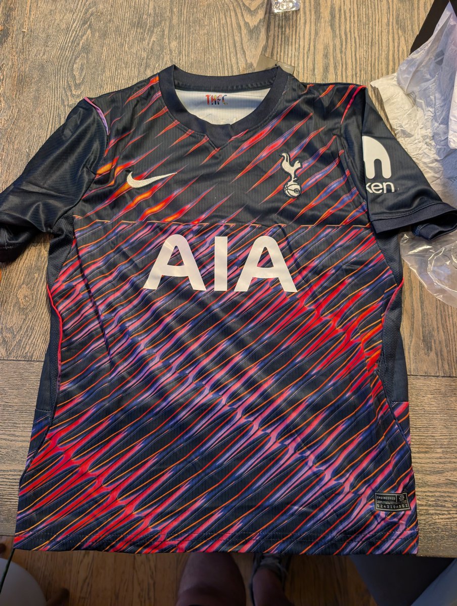 Napoleon8285's tweet photo. @Billie_T The new away kit slaps. Thanks dh gate https://t.co/8R0OgZ5oEH