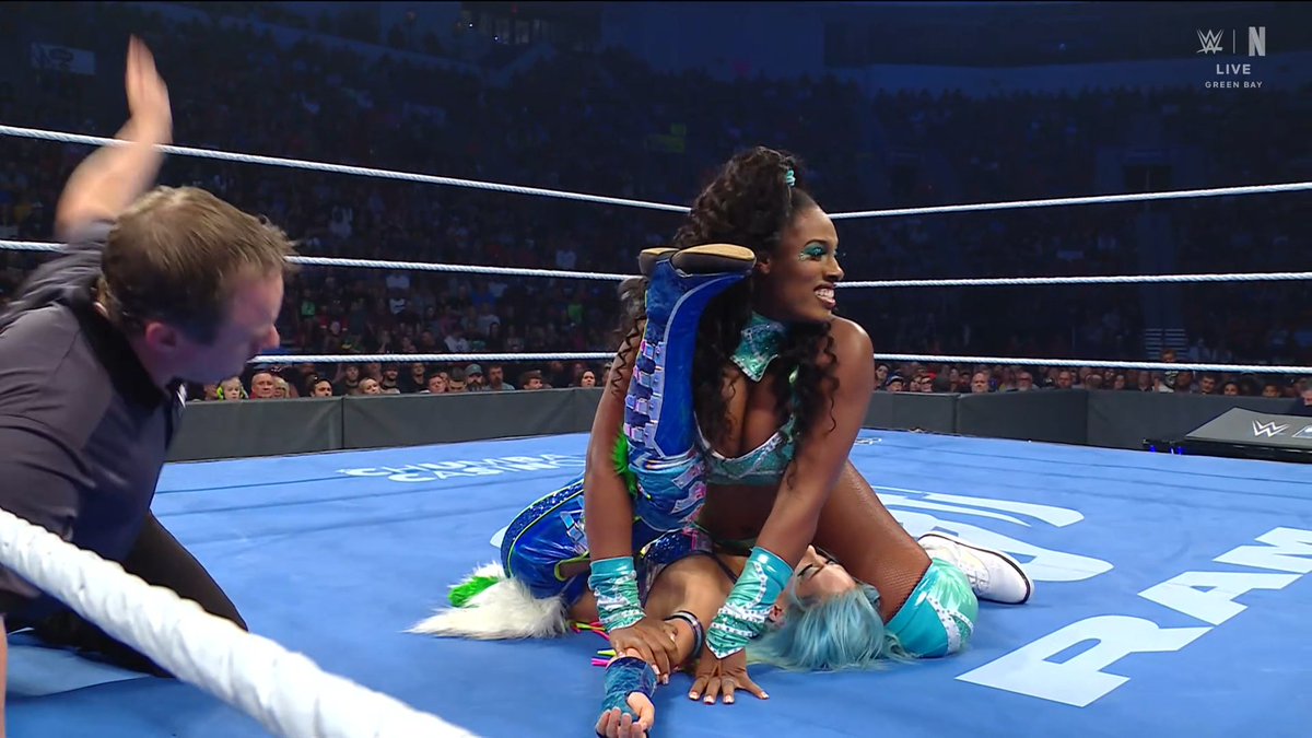 LuigiWrestling's tweet photo. LASH LEGEND VENCE A GIULIA EN APENAS MINUTOS CON EL LASH EXTENSION Y SE CLASIFICA PARA EL LADDER MATCH POR EL WWE WOMEN'S CHAMPIONSHIP INTERINO

PERO QUÉ MIERDA ES ESTA #SmackDown https://t.co/jdakPA8OAa