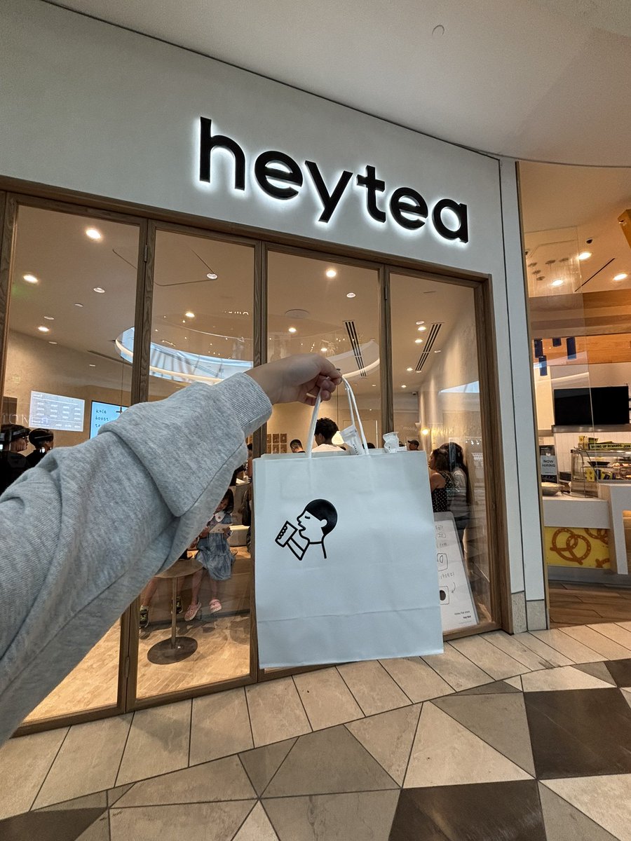 nnezy_'s tweet photo. got heytea and talked to some fellow hololive fans in line!!! pure coincidence 🫣💕 never got their discords or twt usernames but i'm sure the algo will do its thing and let me say hi to them!! https://t.co/WKW5ksol6g